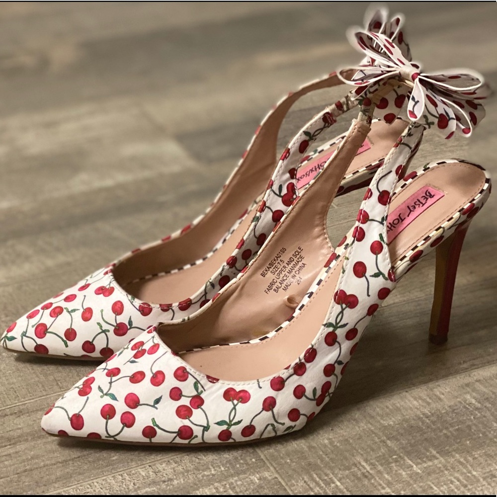 Betsey Johnson Sling Back Pointed Toe Heel